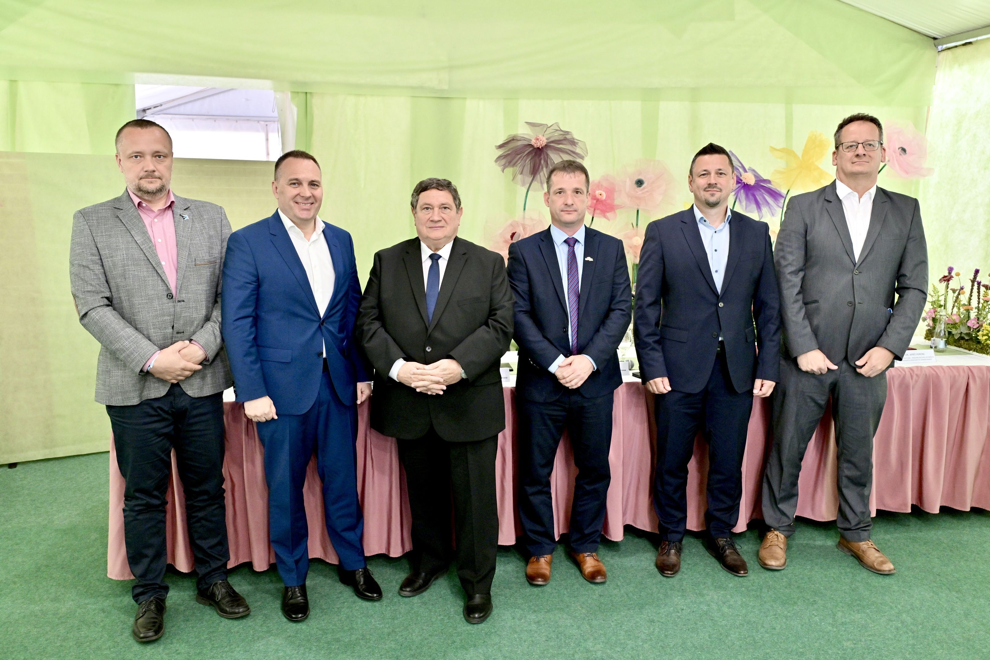 Csoportkép_MBH_Bank_szakmai_szervezetek_megállapodás_20240502